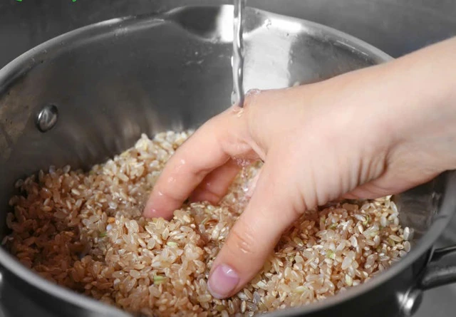 Ngâm gạo lứt trước khi nấu có tác dụng gì?