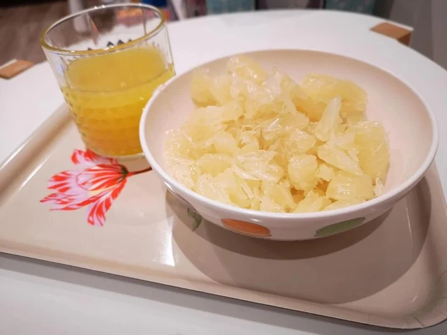 Nên uống nước ép bưởi hay ăn bưởi nguyên múi?