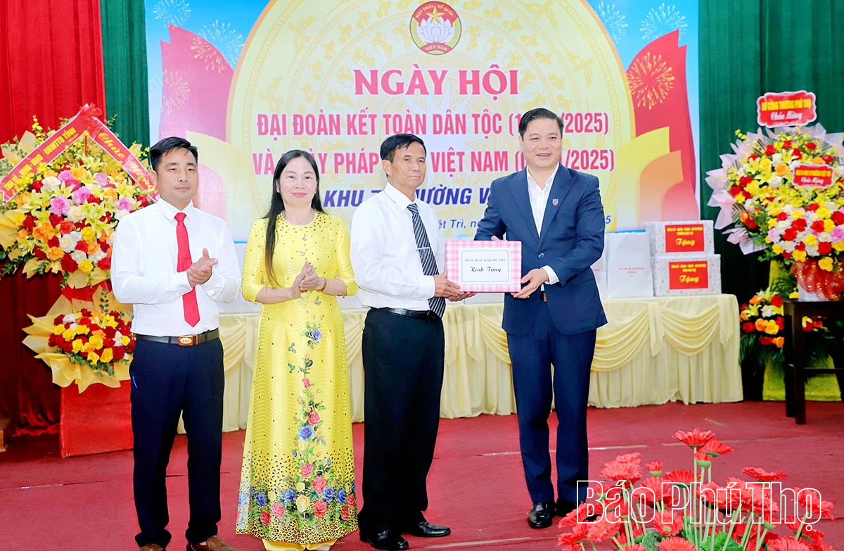 Chủ tịch UBND tỉnh Trần Duy Đông dự Ngày hội Đại đoàn kết toàn dân tộc tại khu 7, phường Việt Trì