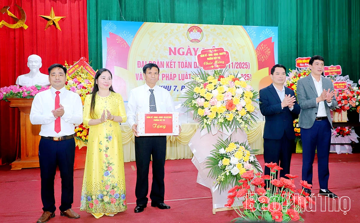 Chủ tịch UBND tỉnh Trần Duy Đông dự Ngày hội Đại đoàn kết toàn dân tộc tại khu 7, phường Việt Trì