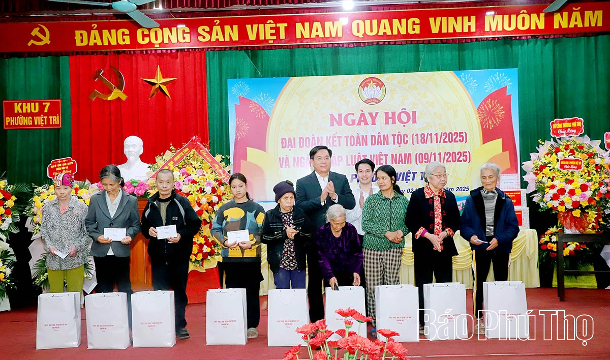 Chủ tịch UBND tỉnh Trần Duy Đông dự Ngày hội Đại đoàn kết toàn dân tộc tại khu 7, phường Việt Trì