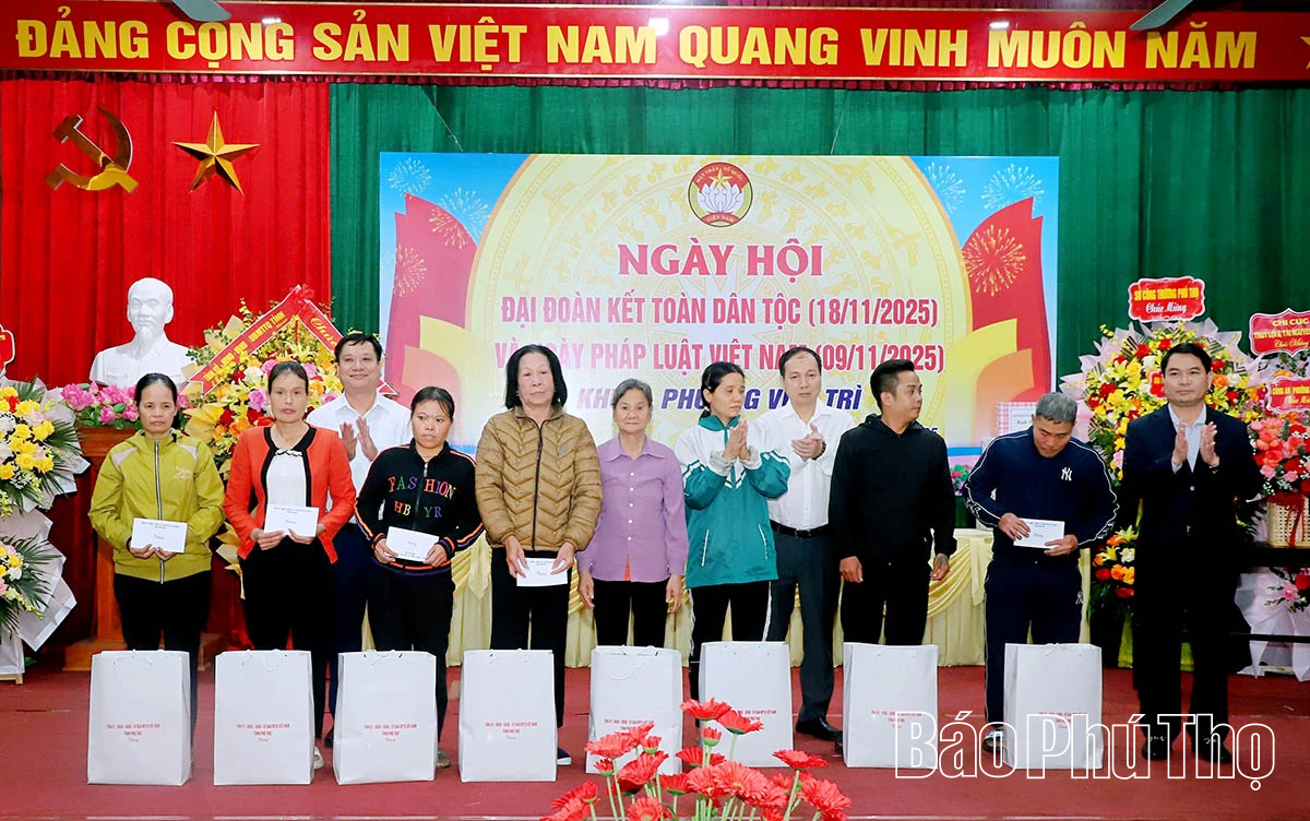 Chủ tịch UBND tỉnh Trần Duy Đông dự Ngày hội Đại đoàn kết toàn dân tộc tại khu 7, phường Việt Trì