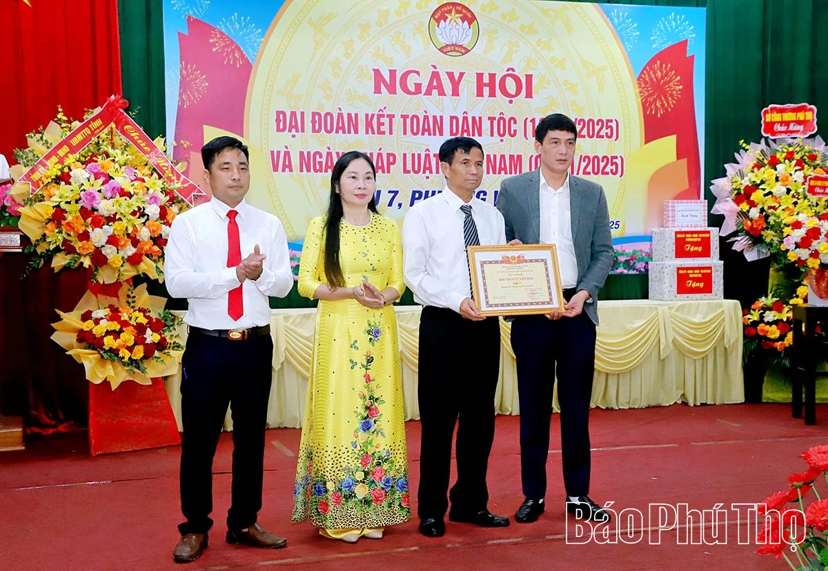 Chủ tịch UBND tỉnh Trần Duy Đông dự Ngày hội Đại đoàn kết toàn dân tộc tại khu 7, phường Việt Trì