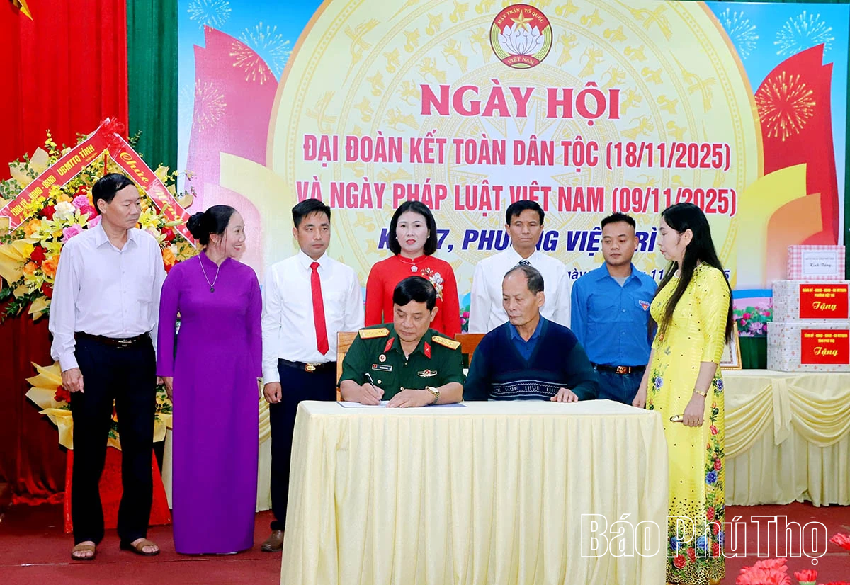 Chủ tịch UBND tỉnh Trần Duy Đông dự Ngày hội Đại đoàn kết toàn dân tộc tại khu 7, phường Việt Trì