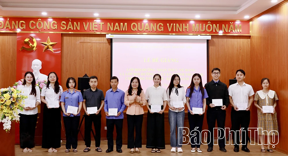 Bế giảng Lớp bồi dưỡng nhận thức về Đảng và Lớp bồi dưỡng lý luận chính trị dành cho đảng viên mới