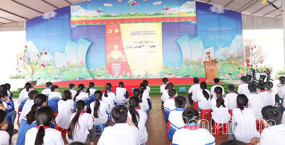 Trên 400 học sinh được giáo dục pháp luật về trật tự an toàn giao thông