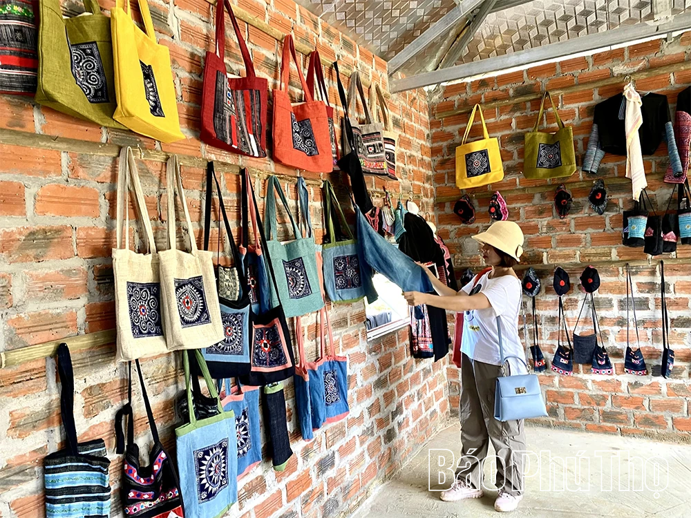 Bảo tồn nghề dệt thổ cẩm truyền thống dân tộc Mông