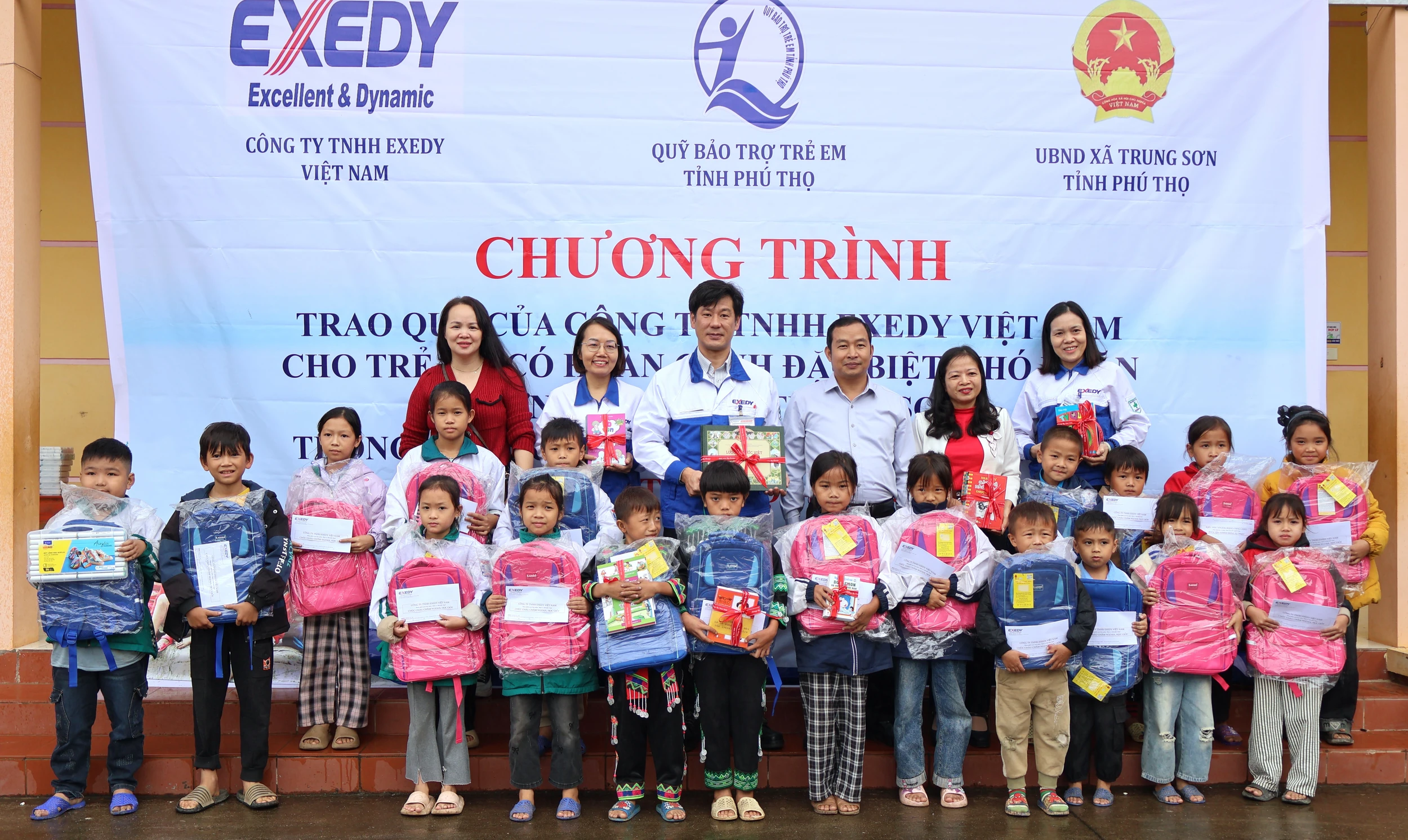 Tặng quà cho học sinh xã Trung Sơn có hoàn cảnh khó khăn