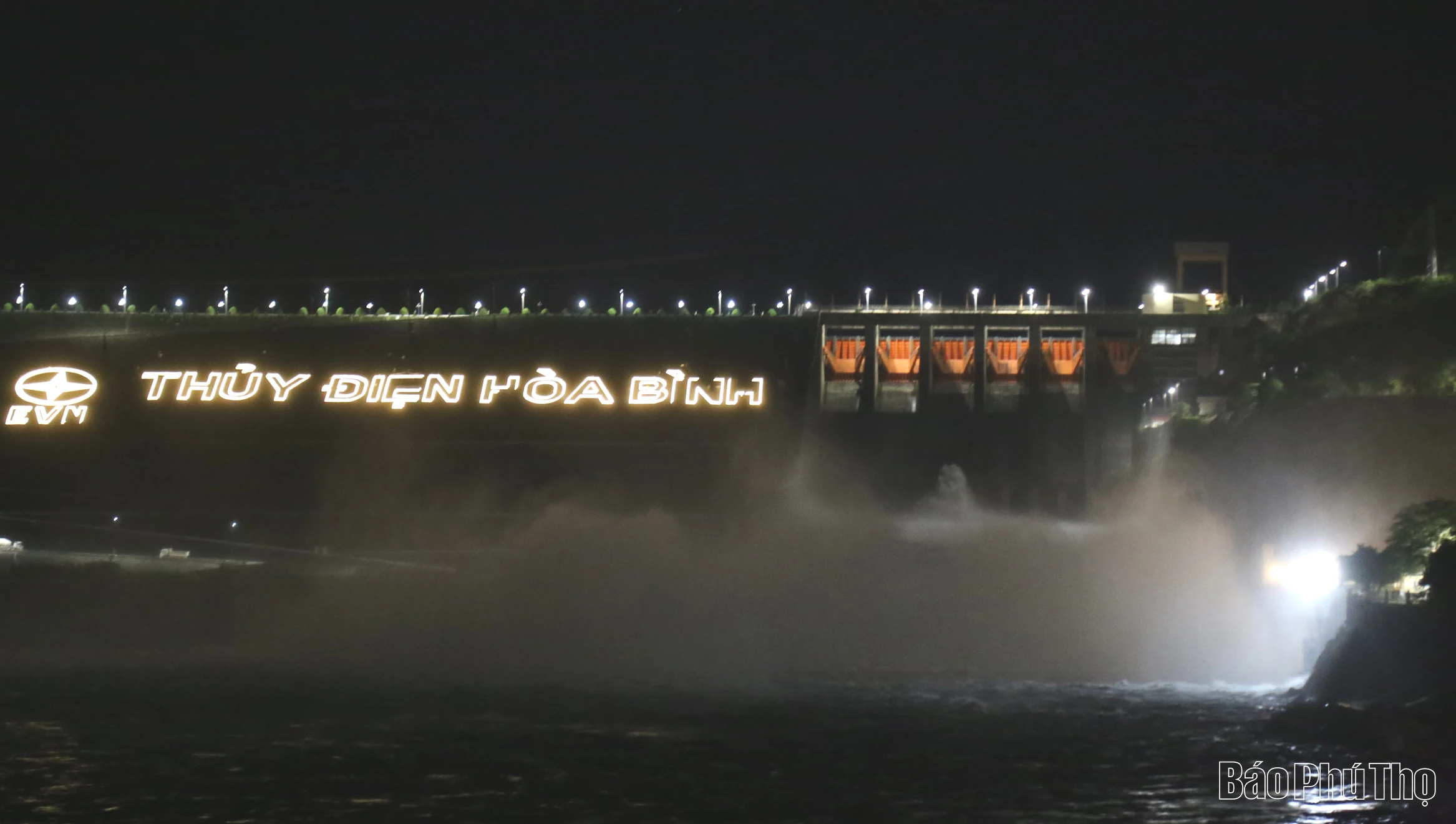 Công ty Thủy điện Hòa Bình mở 1 cửa xả đáy qua đập tràn lúc 18 giờ hôm nay 9/11