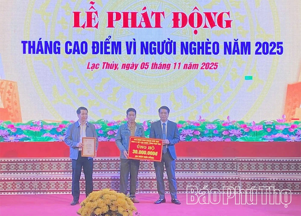 Xã Lạc Thủy tiếp nhận hơn 400 triệu đồng ủng hộ Quỹ Vì người nghèo