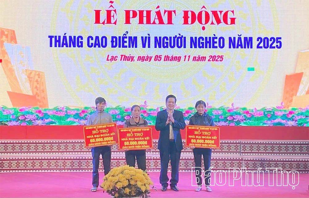 Xã Lạc Thủy tiếp nhận hơn 400 triệu đồng ủng hộ Quỹ Vì người nghèo