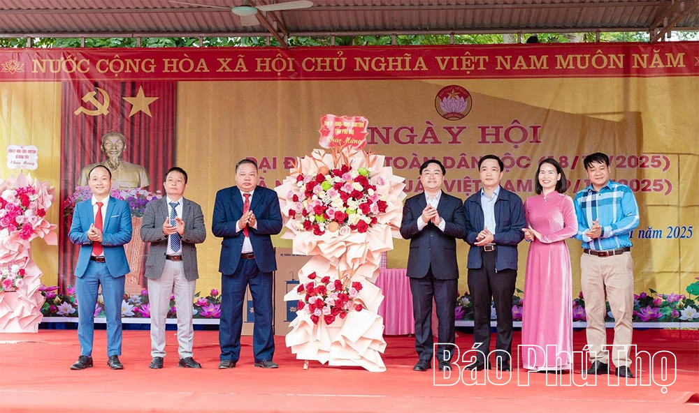 Đồng chí Quách Thế Ngọc dự ngày hội Đại đoàn kết toàn dân tại xã Dũng Tiến