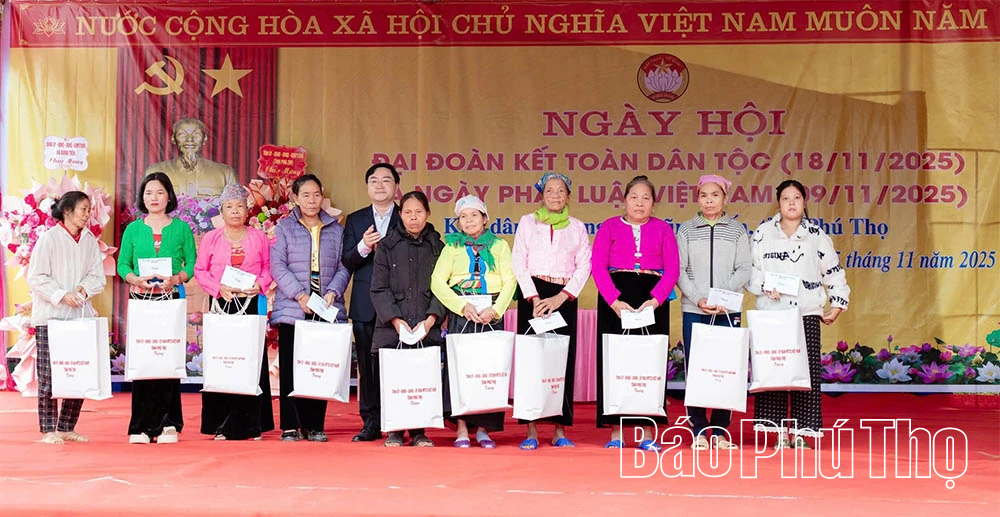 Đồng chí Quách Thế Ngọc dự ngày hội Đại đoàn kết toàn dân tại xã Dũng Tiến