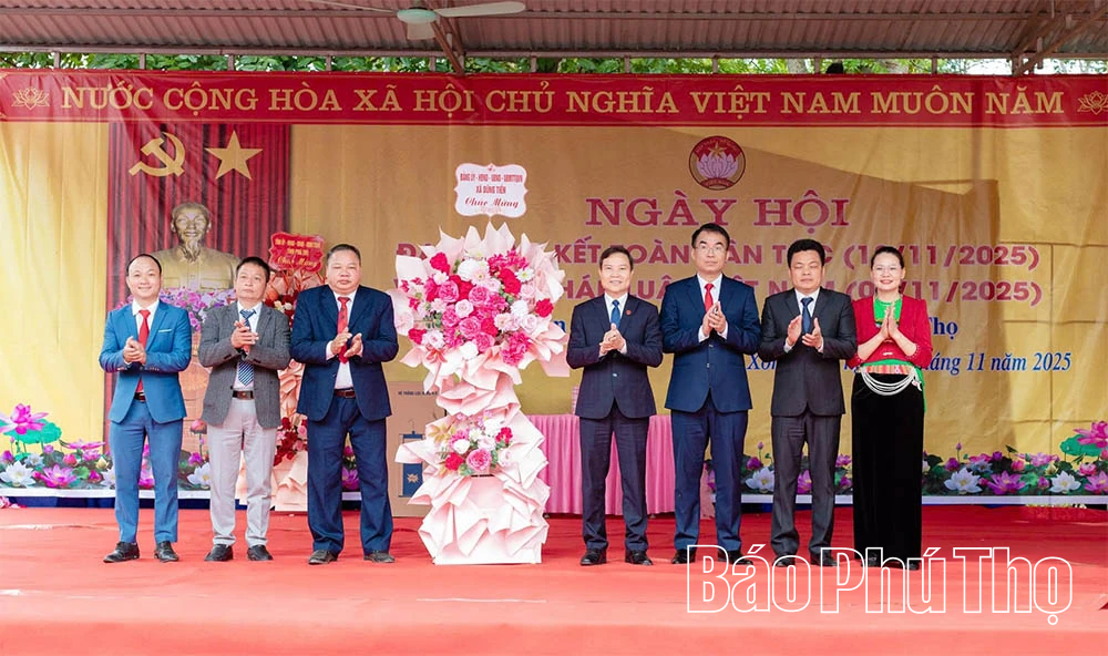 Đồng chí Quách Thế Ngọc dự ngày hội Đại đoàn kết toàn dân tại xã Dũng Tiến