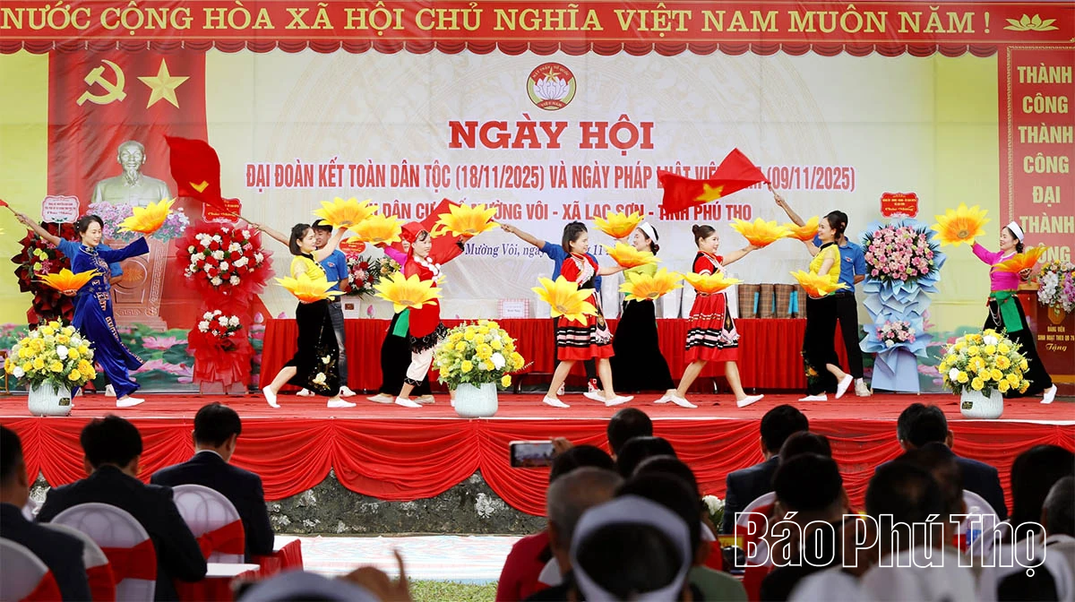 Phó Chủ tịch UBND tỉnh Nguyễn Khắc Hiếu dự Ngày hội Đại đoàn kết toàn dân tộc tại khu dân cư phố Mường Vôi