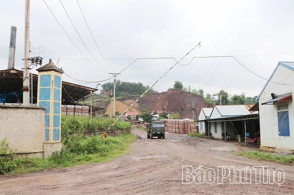 Người dân xã Liên Sơn ngao ngán vì đường dân sinh xuống cấp