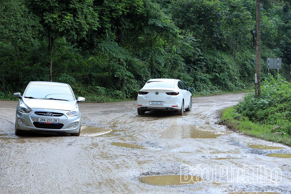 Người dân xã Liên Sơn ngao ngán vì đường dân sinh xuống cấp