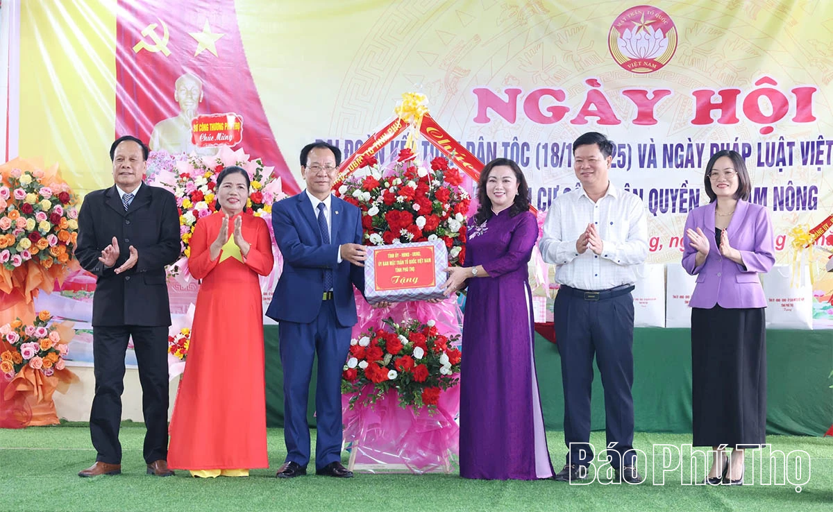 Phó Trưởng Đoàn ĐBQH tỉnh Đặng Bích Ngọc dự Ngày hội đại đoàn kết khu dân cư số 10 Dân Quyền