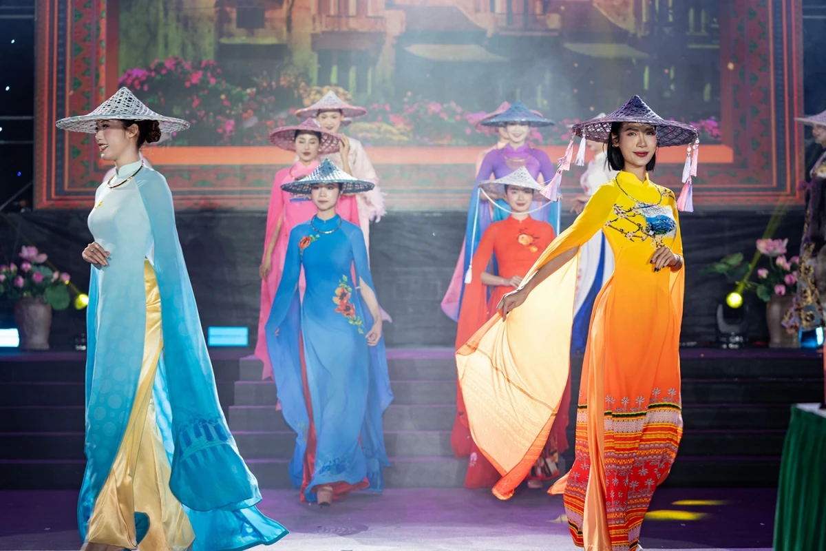 Áo dài “Hương sắc Việt Nam”: Vẻ đẹp di sản được đánh thức qua từng nếp lụa