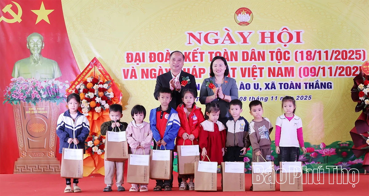 Phó Trưởng Ban Chính sách, chiến lược Trung ương dự Ngày hội Đại đoàn kết toàn dân tộc Khu dân cư xóm Ào U, xã Toàn Thắng