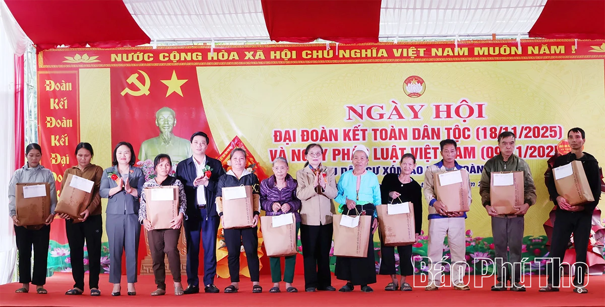 Phó Trưởng Ban Chính sách, chiến lược Trung ương dự Ngày hội Đại đoàn kết toàn dân tộc Khu dân cư xóm Ào U, xã Toàn Thắng