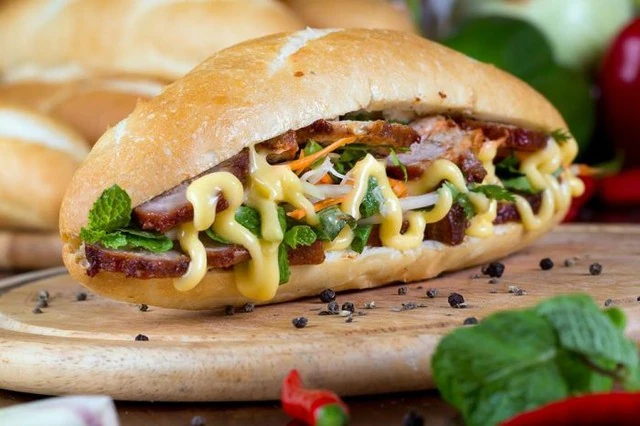 Vì sao bánh mì dễ nhiễm vi khuẩn Salmonella, cách phòng ngừa ngộ độc?