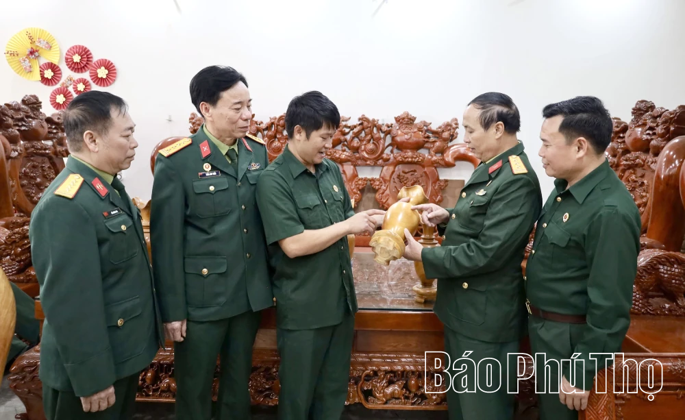 Người thợ mộc trẻ giữ lửa nghề truyền thống ở Xuân Lãng