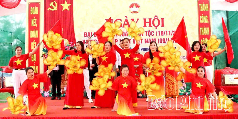 Ngày hội Đại đoàn kết toàn dân tộc xóm Chằng Ngoài, xã Cao Phong