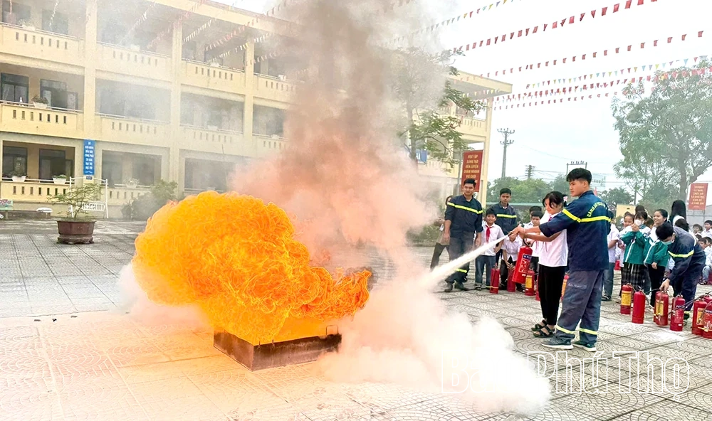 Trang bị kỹ năng phòng cháy, chữa cháy cho học sinh Trường Tiểu học Hương Sơn