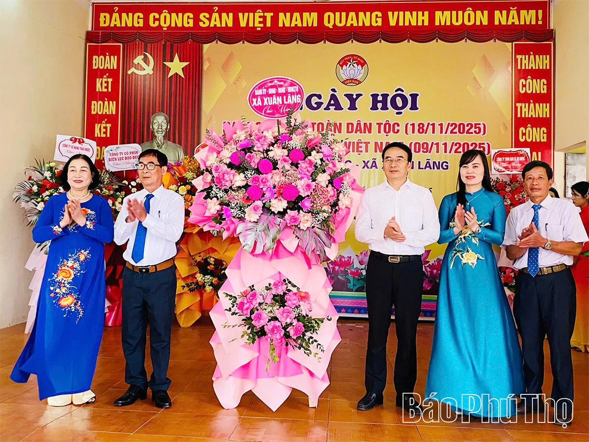 Phó Chủ tịch UBND tỉnh Nguyễn Huy Ngọc dự Ngày hội Đại đoàn kết toàn dân tộc tại thôn Trại Trong