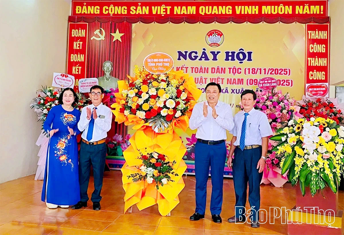 Phó Chủ tịch UBND tỉnh Nguyễn Huy Ngọc dự Ngày hội Đại đoàn kết toàn dân tộc tại thôn Trại Trong
