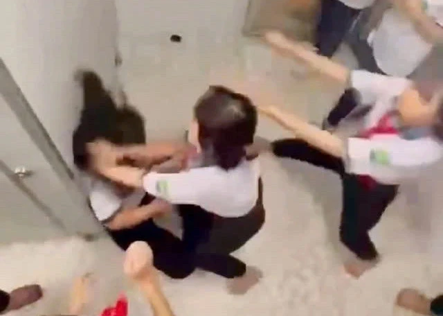 4 dấu hiệu con đang bị bắt nạt học đường