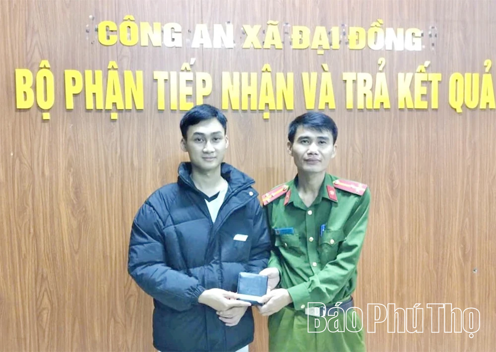 Nhặt được của rơi, 2 học sinh trả lại người đánh mất