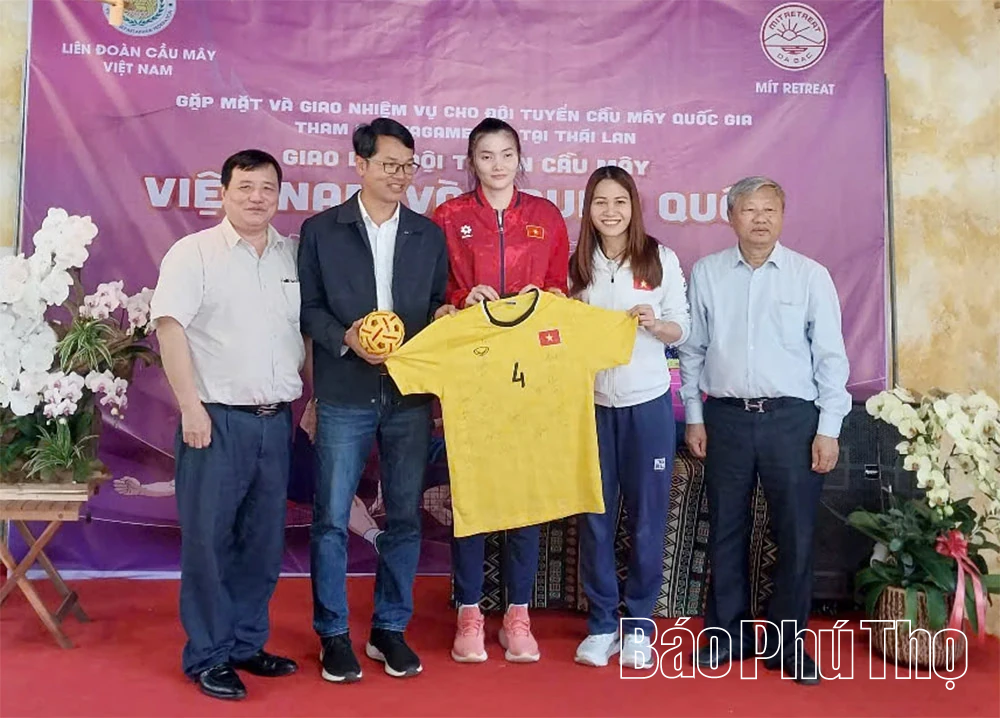 Liên đoàn Cầu mây Việt Nam giao lưu thể thao và trải nghiệm tại xóm Ké, xã Đà Bắc