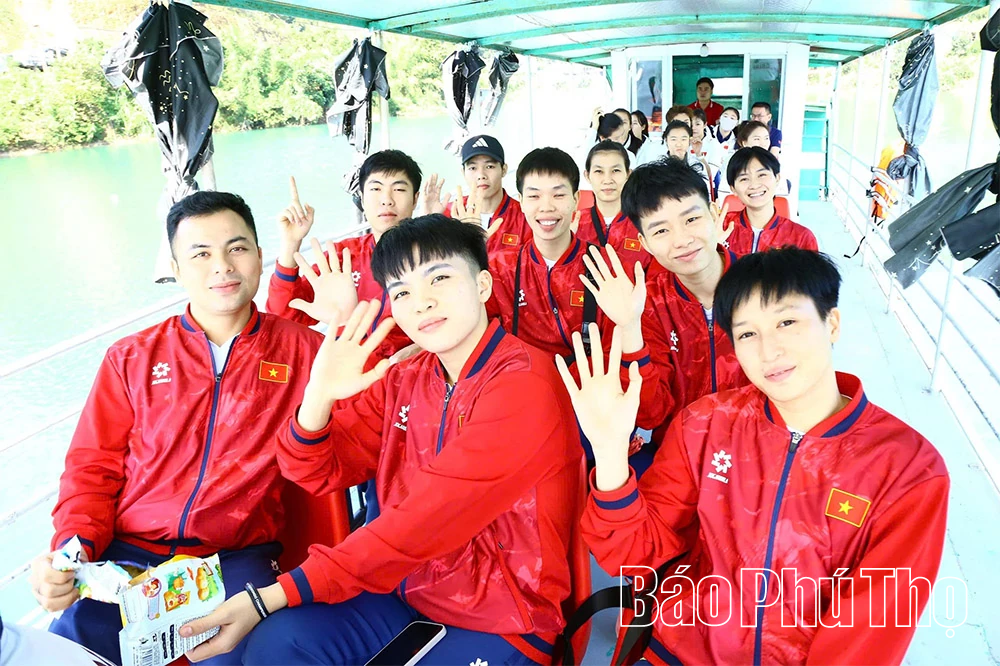 Liên đoàn Cầu mây Việt Nam giao lưu thể thao và trải nghiệm tại xóm Ké, xã Đà Bắc