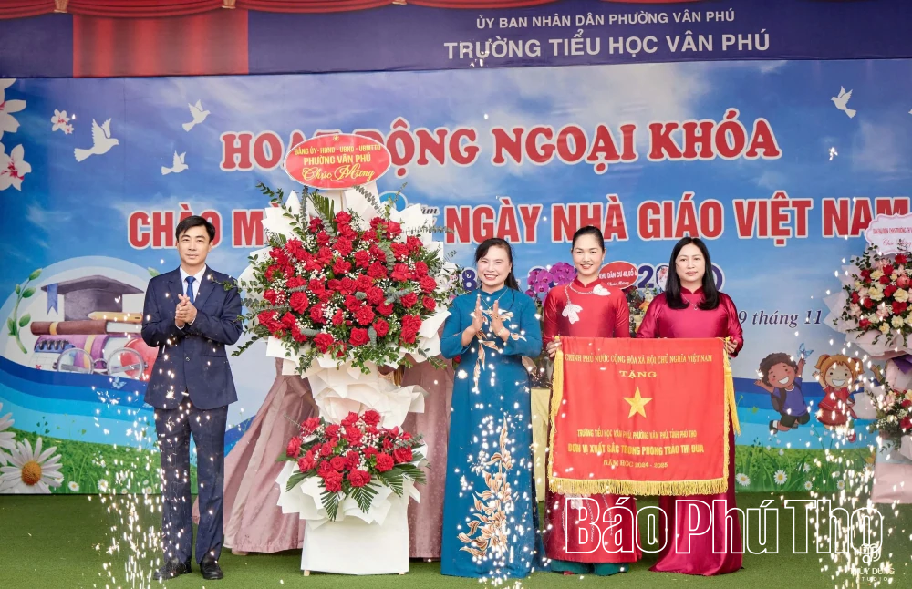 Trường Tiểu học Vân Phú đón nhận Cờ thi đua của Chính phủ