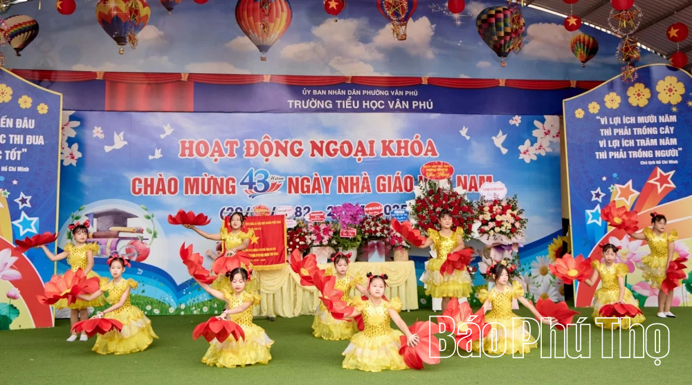 Trường Tiểu học Vân Phú đón nhận Cờ thi đua của Chính phủ