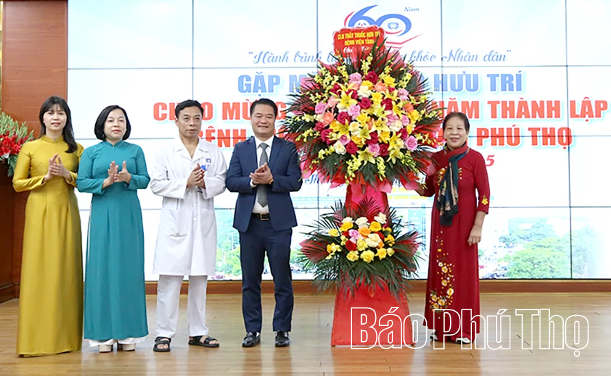 Bệnh viện Đa khoa tỉnh gặp mặt cán bộ hưu trí nhân dịp kỷ niệm 60 năm thành lập Bệnh viện