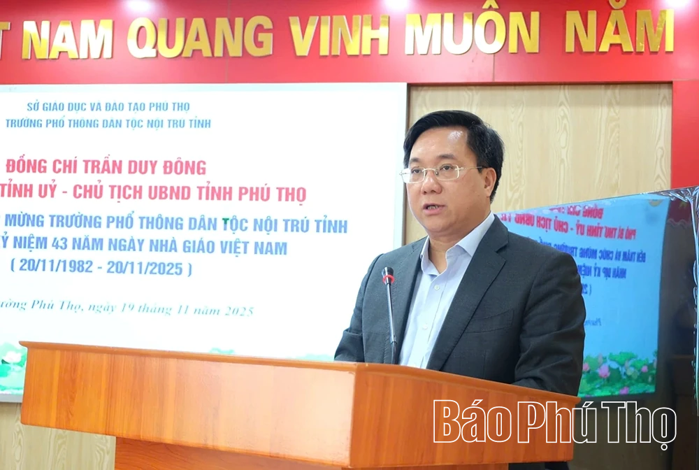 Chủ tịch UBND tỉnh chúc mừng thầy cô giáo Trường Phổ thông Dân tộc Nội trú tỉnh Phú Thọ