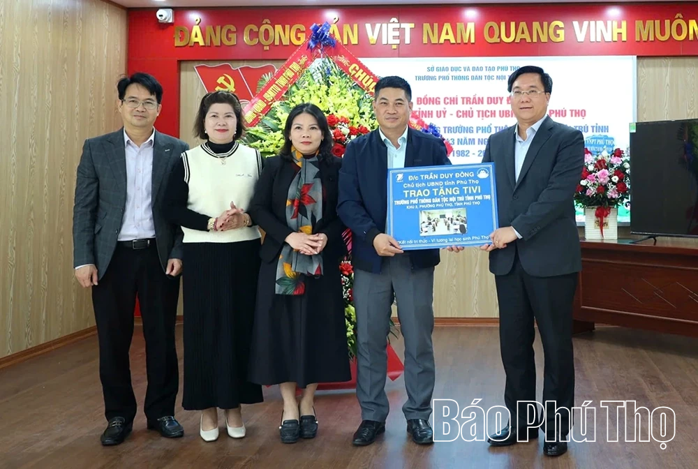 Chủ tịch UBND tỉnh chúc mừng thầy cô giáo Trường Phổ thông Dân tộc Nội trú tỉnh Phú Thọ