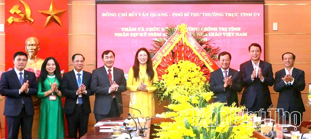 Phó Bí thư Thường trực Tỉnh ủy thăm và chúc mừng Trường Chính trị tỉnh