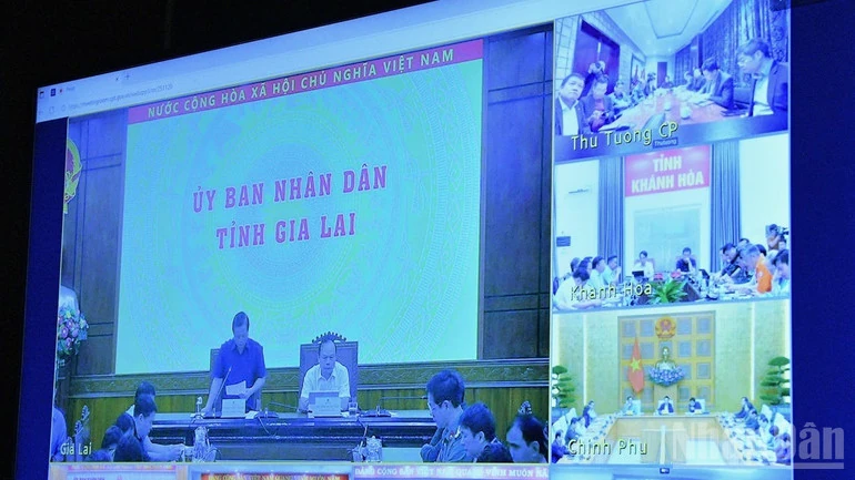 Thủ tướng Phạm Minh Chính chủ trì cuộc họp khẩn trực tuyến từ Nam Phi về ứng phó mưa lũ, thiên tai