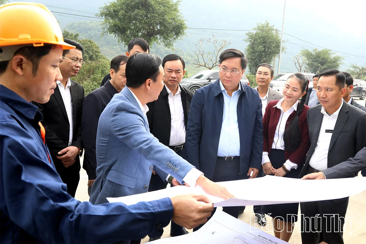 Chủ tịch UBND tỉnh Trần Duy Đông kiểm tra tiến độ một số dự án tại các xã Lạc Thủy, An Nghĩa