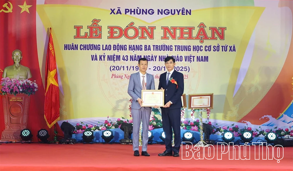 Trường THCS Tứ Xã đón nhận Huân chương Lao động hạng Ba