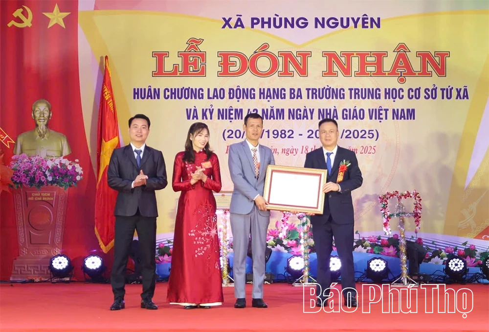 Trường THCS Tứ Xã đón nhận Huân chương Lao động hạng Ba