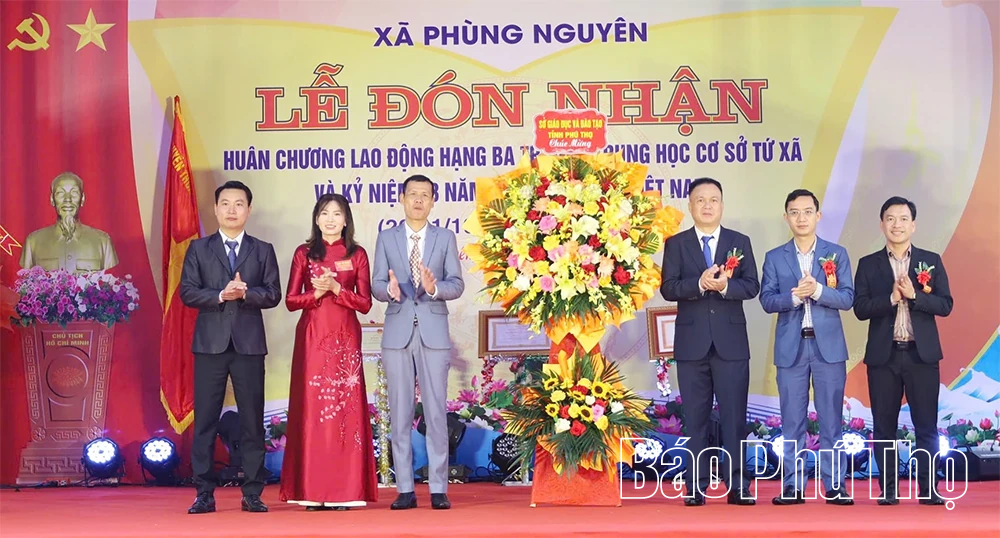 Trường THCS Tứ Xã đón nhận Huân chương Lao động hạng Ba