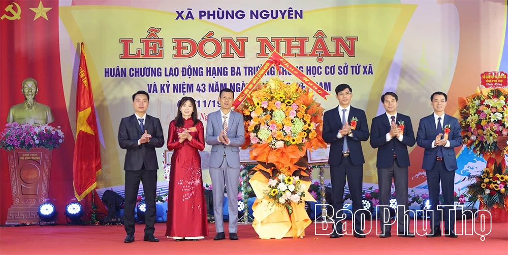 Trường THCS Tứ Xã đón nhận Huân chương Lao động hạng Ba