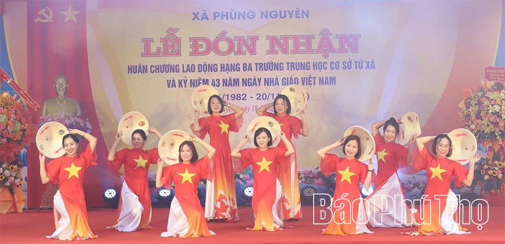 Trường THCS Tứ Xã đón nhận Huân chương Lao động hạng Ba