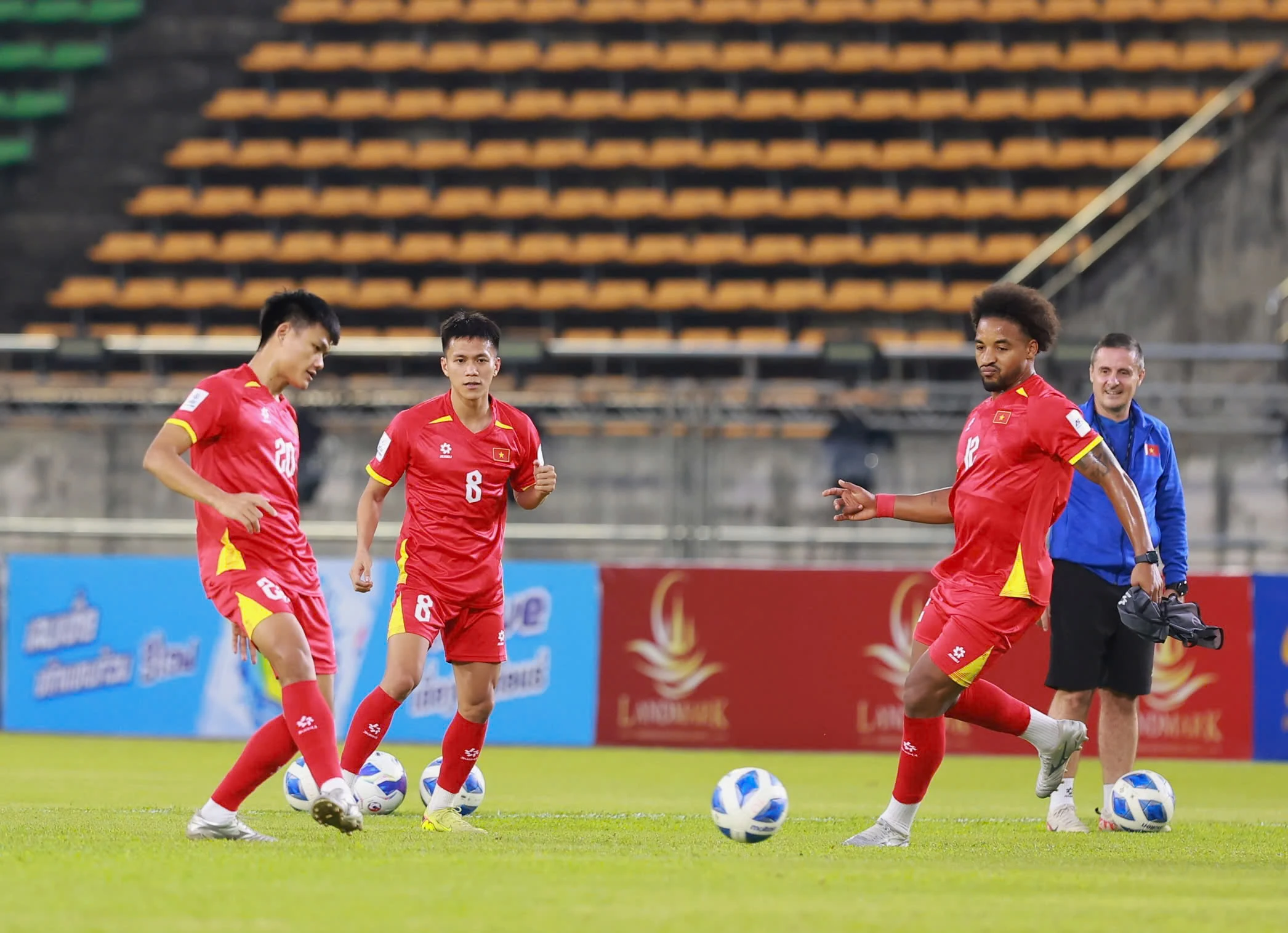 Xuân Son rạng rỡ làm quen sân khách, sẵn sàng cùng đội tuyển Việt Nam xé lưới Lào