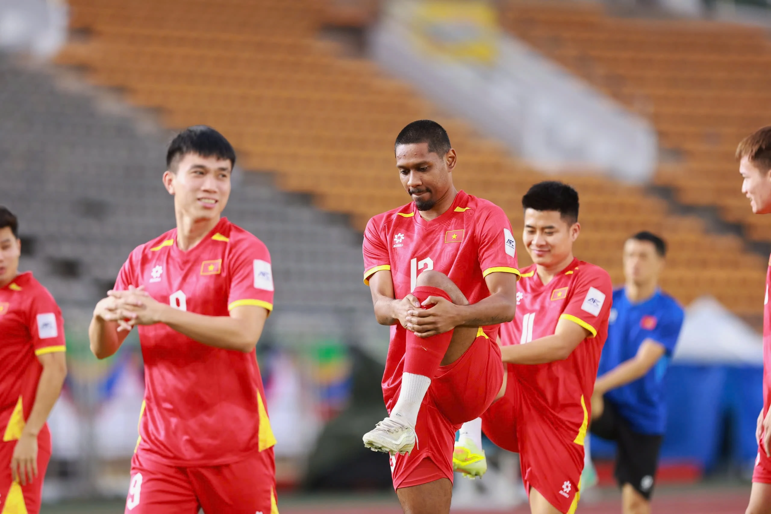 Xuân Son rạng rỡ làm quen sân khách, sẵn sàng cùng đội tuyển Việt Nam xé lưới Lào